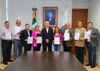 Entregan nombramientos a titulares de las unidades del Congreso