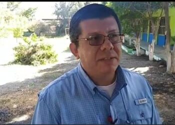 Apoya Regidor con mantenimiento y limpieza en escuela