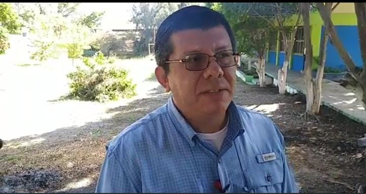 Apoya Regidor con mantenimiento y limpieza en escuela