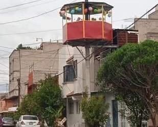 Construyen salón de fiestas en poste de luz