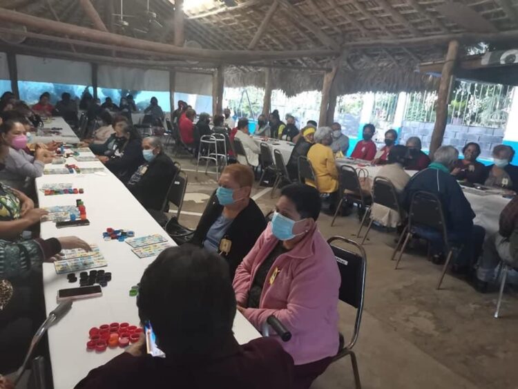 Disfrutan abuelitos de “bingo” con regidor independiente