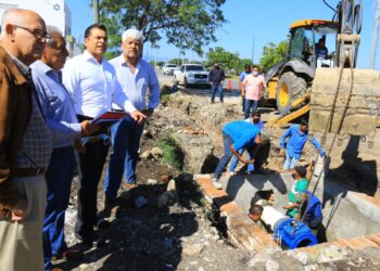 Supervisa Lalo Gattás instalación de líneas de distribución de agua y drenaje sanitario