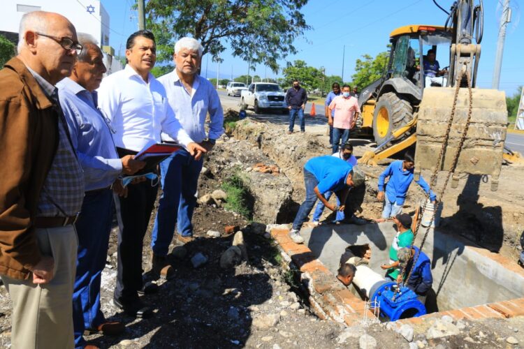 Supervisa Lalo Gattás instalación de líneas de distribución de agua y drenaje sanitario