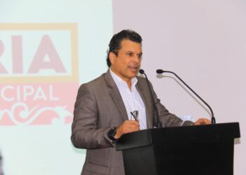 Gestiona Lalo Gattás 1000 becas para estudiar ingles