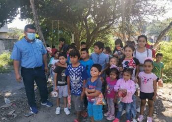 Convive Regidor con vecinos de la Echeverría