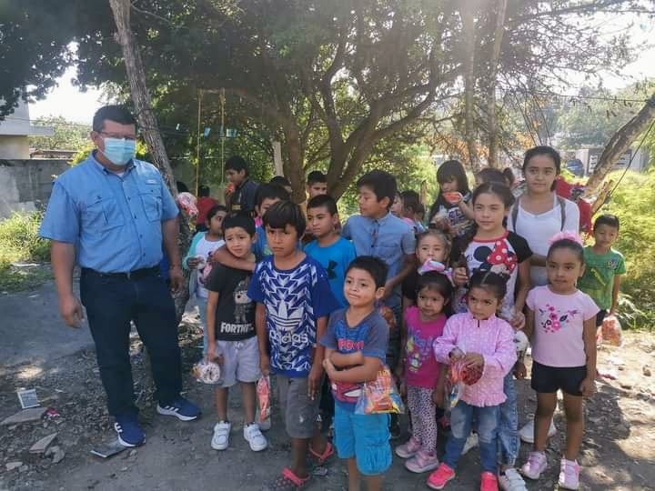 Convive Regidor con vecinos de la Echeverría