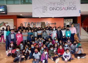 Lleva Diputado Pepe Braña alumnos a conocer «Tierra de Dinosaurios»