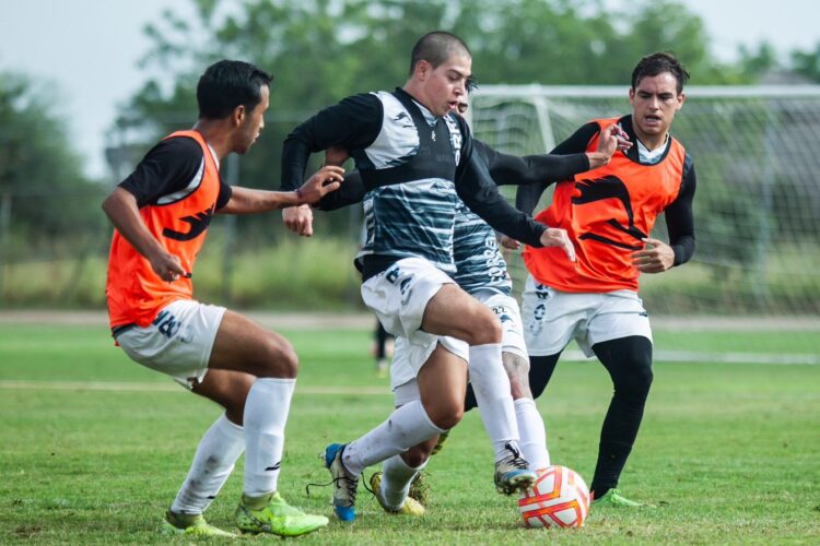 Cumple Correcaminos primer partido de pretemporada