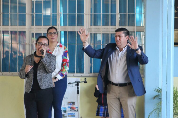 Encabeza Diputado Pepe Braña honores a la bandera