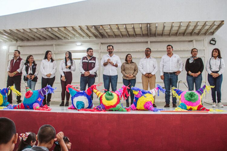 Beto Granados realizó posada navideña en Palmares de las Brisas