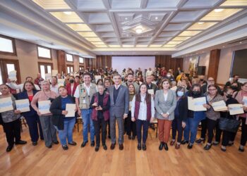 Se hace justicia; entrega gobernador adeudos a familiares de trabajadores de Educación