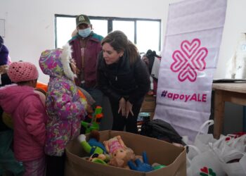 Lleva Ale Cárdenas apoyos invernales y juguetes al ejido Juan Capitán