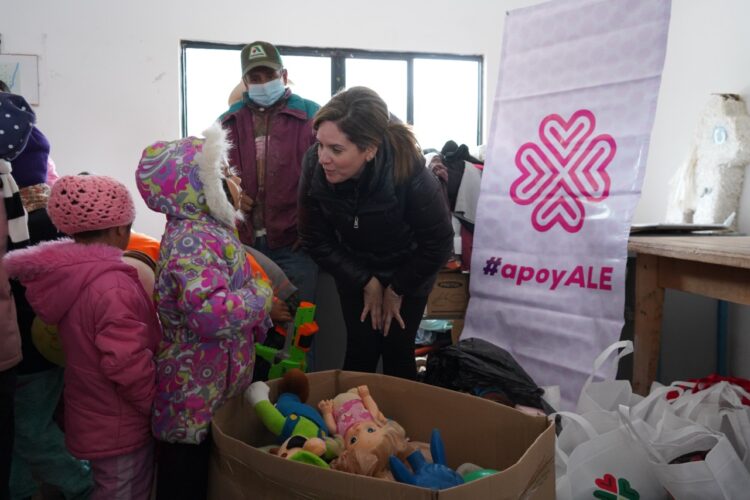 Lleva Ale Cárdenas apoyos invernales y juguetes al ejido Juan Capitán