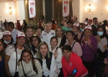 Presenta JR ejes de campaña al Senado