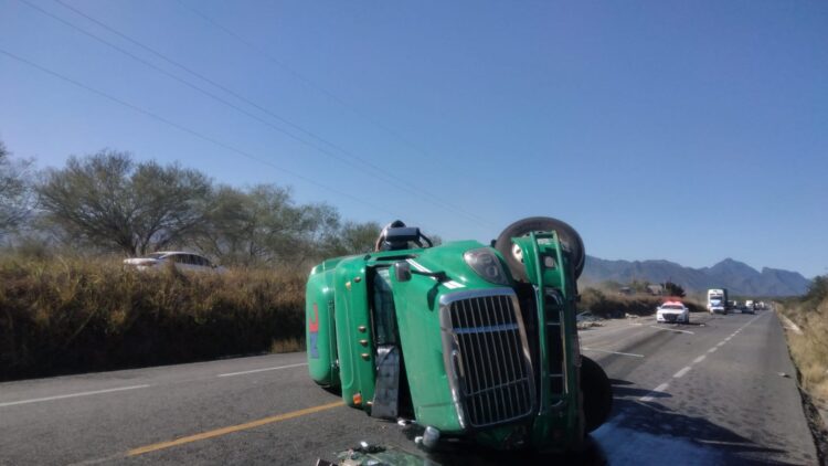 Circulación lenta y desviación en la Carretera Victoria-Monterrey