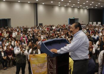 Presenta Arnulfo al nuevo Comité Ejecutivo Seccional ante miles de maestros de Tampico, Madero y Altamira