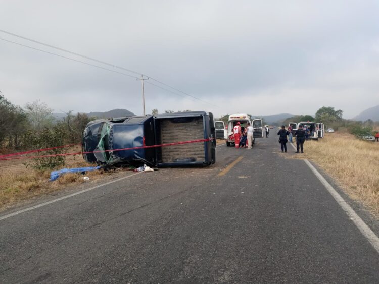 Circulación cerrada por volcadura en tramo carretero Mante-Llera de la Carretera Federal 85