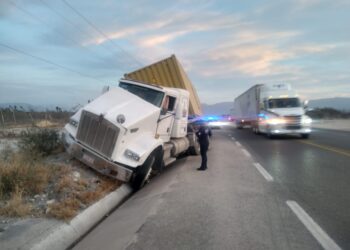 Guardia Estatal auxilia a tráiler volcado sobre la Carretera Federal 101