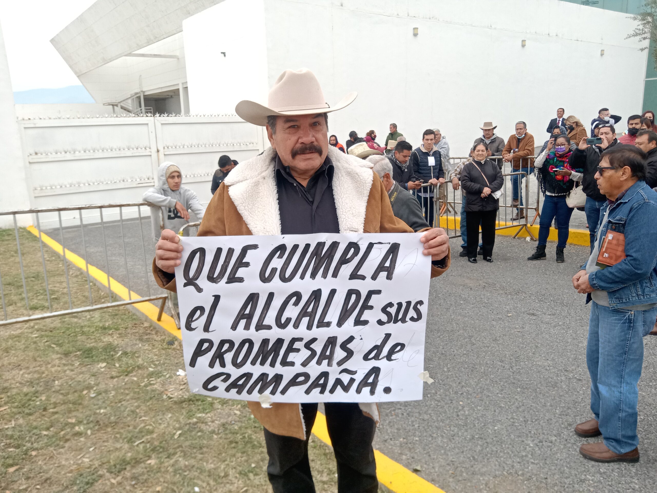 Manifiestan inconformidad con alcalde de Victoria