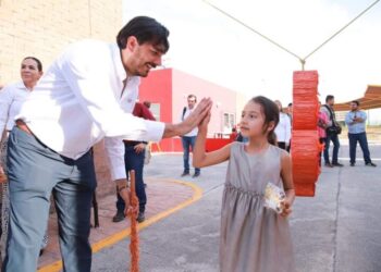 Festeja Carlos Peña su cumpleaños con más de 200 niños