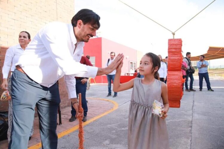 Festeja Carlos Peña su cumpleaños con más de 200 niños