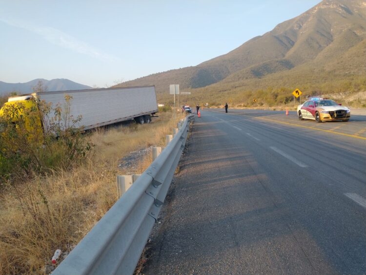 Atiende Guardia Estatal volcadura de tráiler en Jiménez