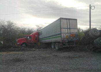 Tráiler derrapa debido a pavimento mojado en Jaumave