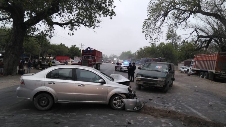 Atienden choque entre dos vehículos en Carretera Federal 85
