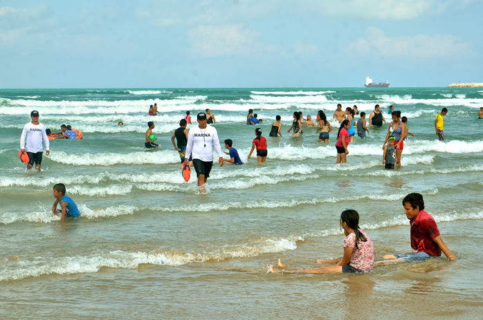 Ofrecen transporte gratis a la playa