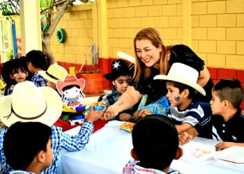 Convive Any Saldaña con niñas y niños de nivel primaria