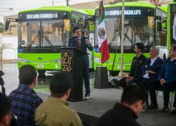Avanza reestructura del transporte en NL; entrega Samuel García 20 unidades a rutas 71 y 223
