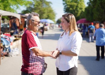 Escucha Ale Cárdenas a comerciantes y visitantes del tianguis de la estación
