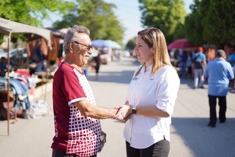 Escucha Ale Cárdenas a comerciantes y visitantes del tianguis de la estación