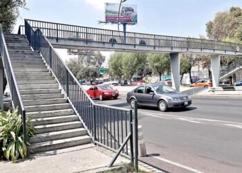 Puentes peatonales han quedado obsoletos