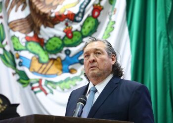 Propone Gustavo Cárdenas engomado de matricula portado en casco de motociclistas