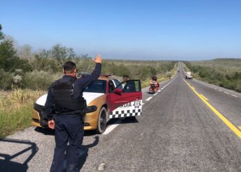Guardia Estatal apoya con hidratación, comida y seguridad a cicloviajeros japoneses