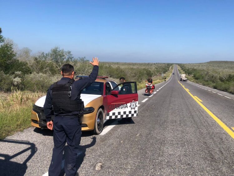 Guardia Estatal apoya con hidratación, comida y seguridad a cicloviajeros japoneses
