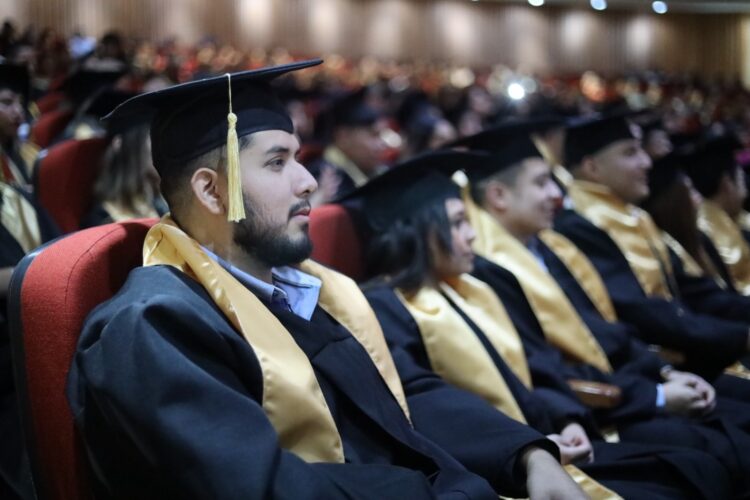 Entrega Universidad Tecnológica de Nuevo Laredo nueva generación de profesionistas a Tamaulipas