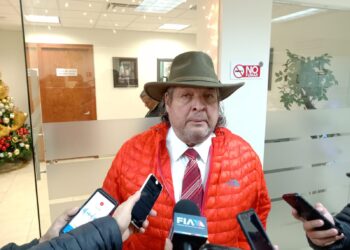 Diputado Gustavo Cárdenas, con los Fosfo Fosfo bien puestos