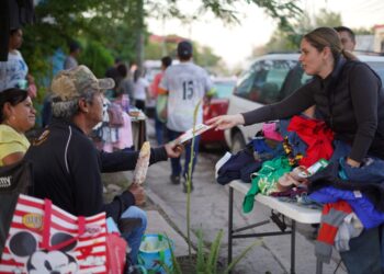 Escucha Ale a vecinos y comerciantes en el tianguis de Las Palmas