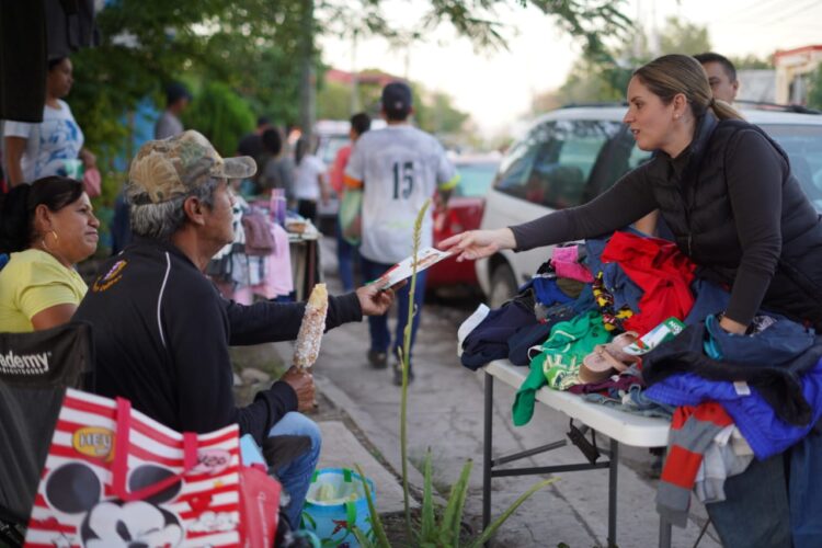 Escucha Ale a vecinos y comerciantes en el tianguis de Las Palmas