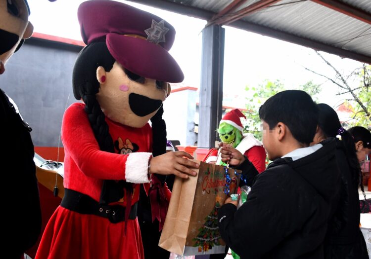 Guardia Estatal realiza convivencia navideña con niños y niñas de primaria