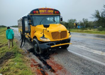 Guardia Estatal atiende accidente entre autobús escolar y automóvil