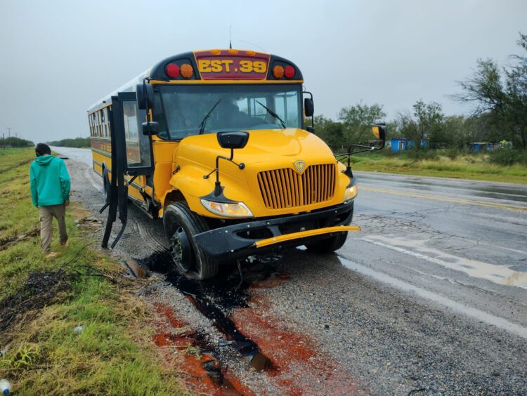 Guardia Estatal atiende accidente entre autobús escolar y automóvil