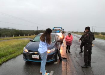 Guardia Estatal apoya a viajeras 