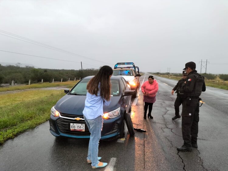 Guardia Estatal apoya a viajeras 