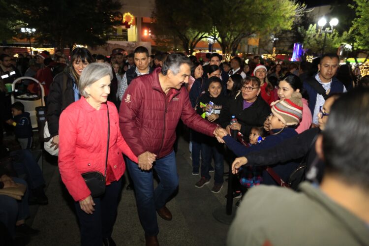 Américo y María conviven con familias durante desfile navideño