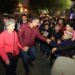 Américo y María conviven con familias durante desfile navideño