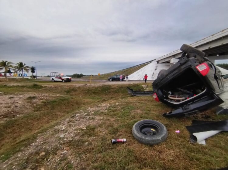 Guardia Estatal auxilia a lesionados de volcadura en González 