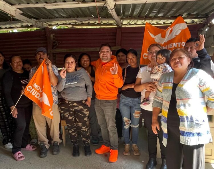 Sigue LuisTo visitando hogares de simpatizantes naranjas
